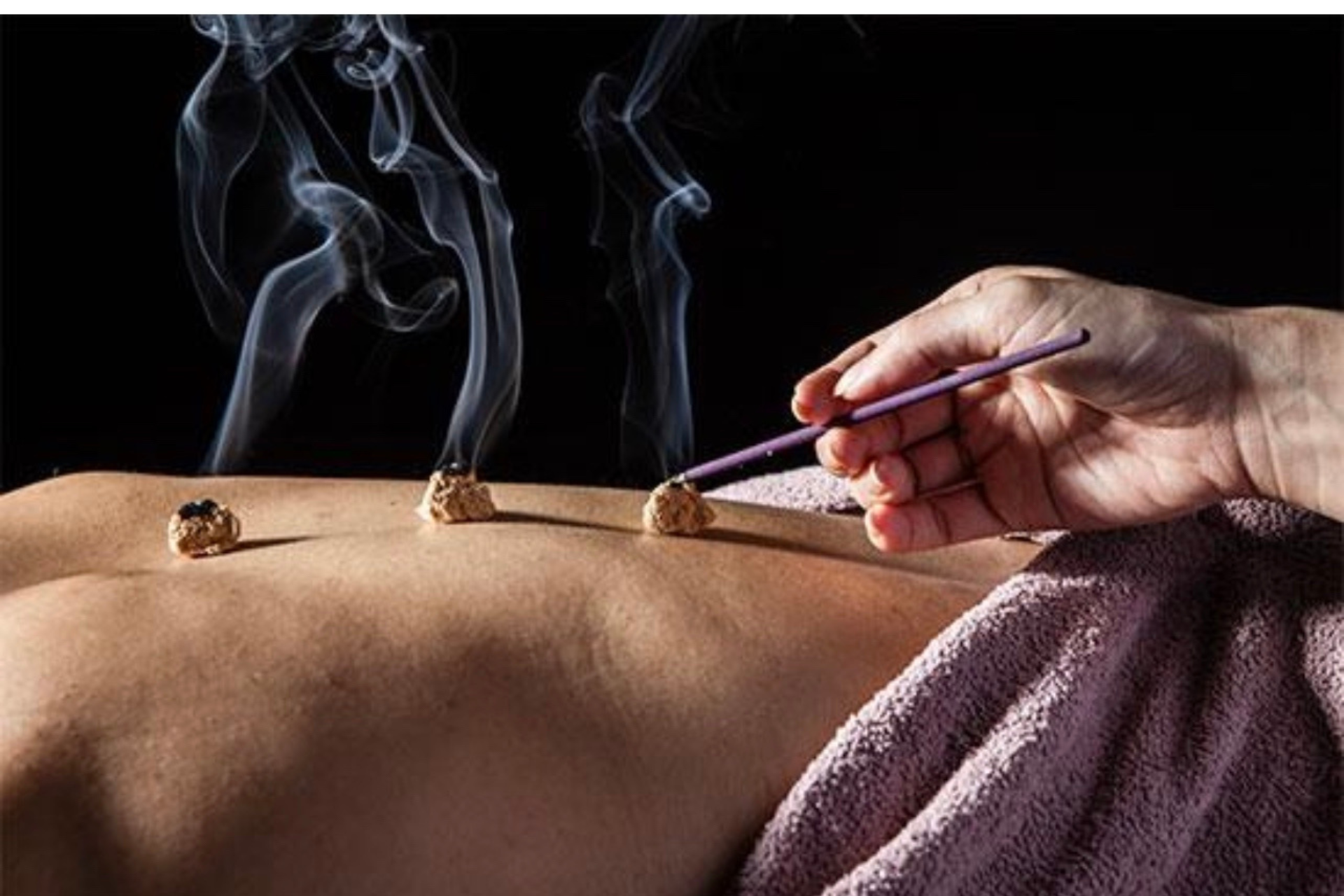 جلسة علاج بالفوطة النارية لتخفيف الألم والتوتر | Séance de serviette chaude pour soulager la douleur et le stress