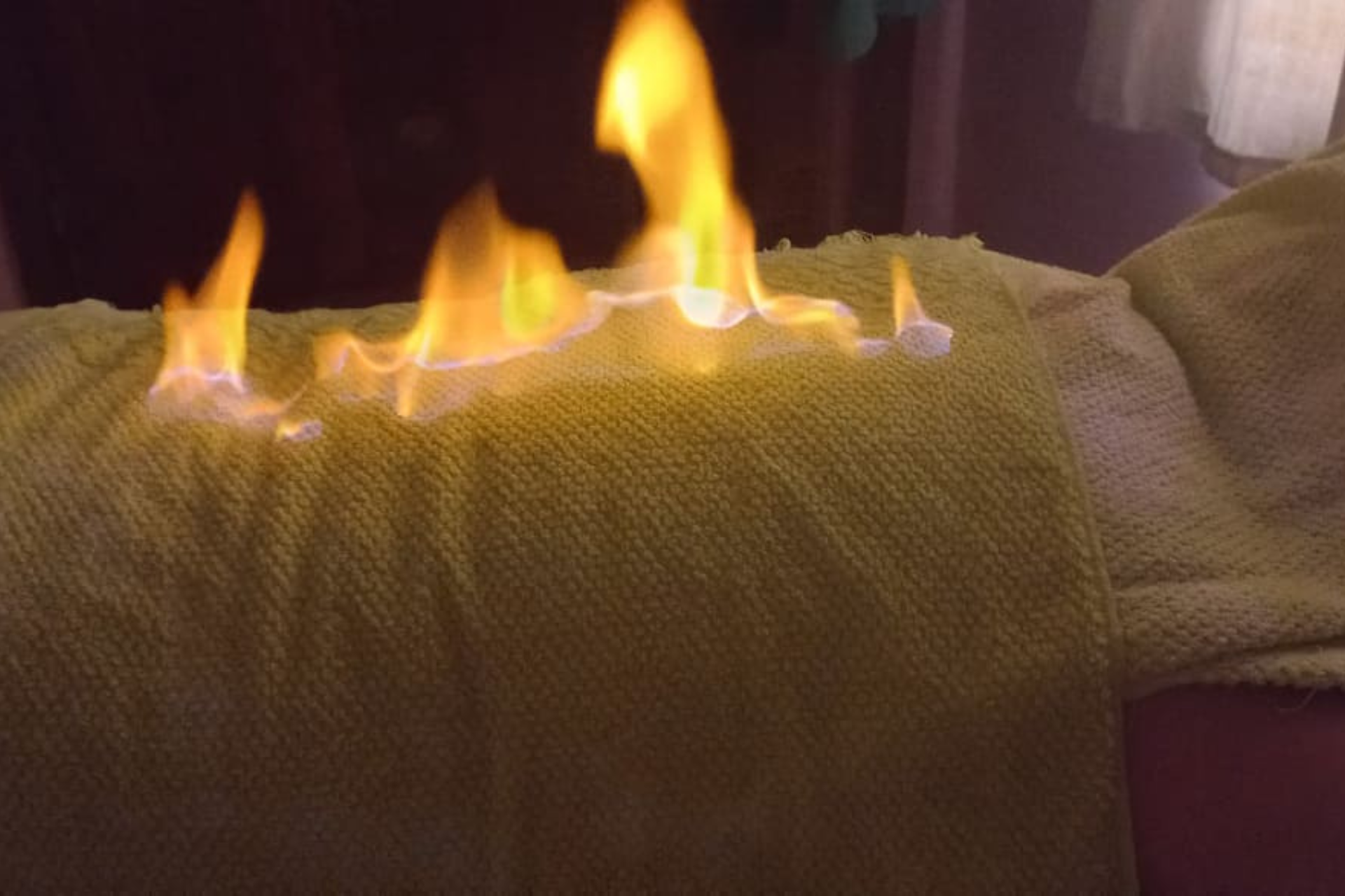 جلسة علاج بالفوطة النارية لتخفيف الألم والتوتر | Séance de serviette chaude pour soulager la douleur et le stress