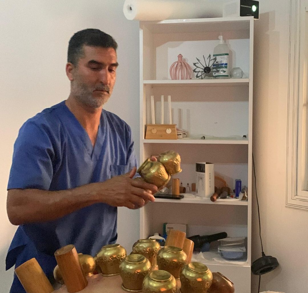 جلسة حجامة تقليدية لتنقية الجسم وتحفيز الطاقة | Séance de hijama pour purifier le corps et stimuler l’énergie