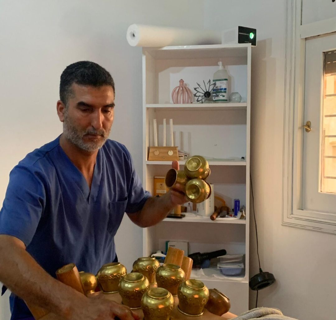 جلسة حجامة تقليدية لتنقية الجسم وتحفيز الطاقة | Séance de hijama pour purifier le corps et stimuler l’énergie