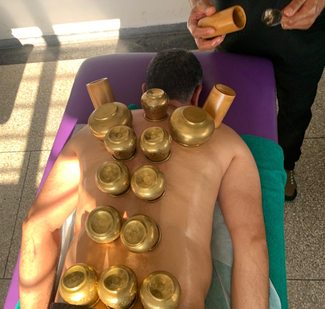 جلسة حجامة تقليدية لتنقية الجسم وتحفيز الطاقة | Séance de hijama pour purifier le corps et stimuler l’énergie