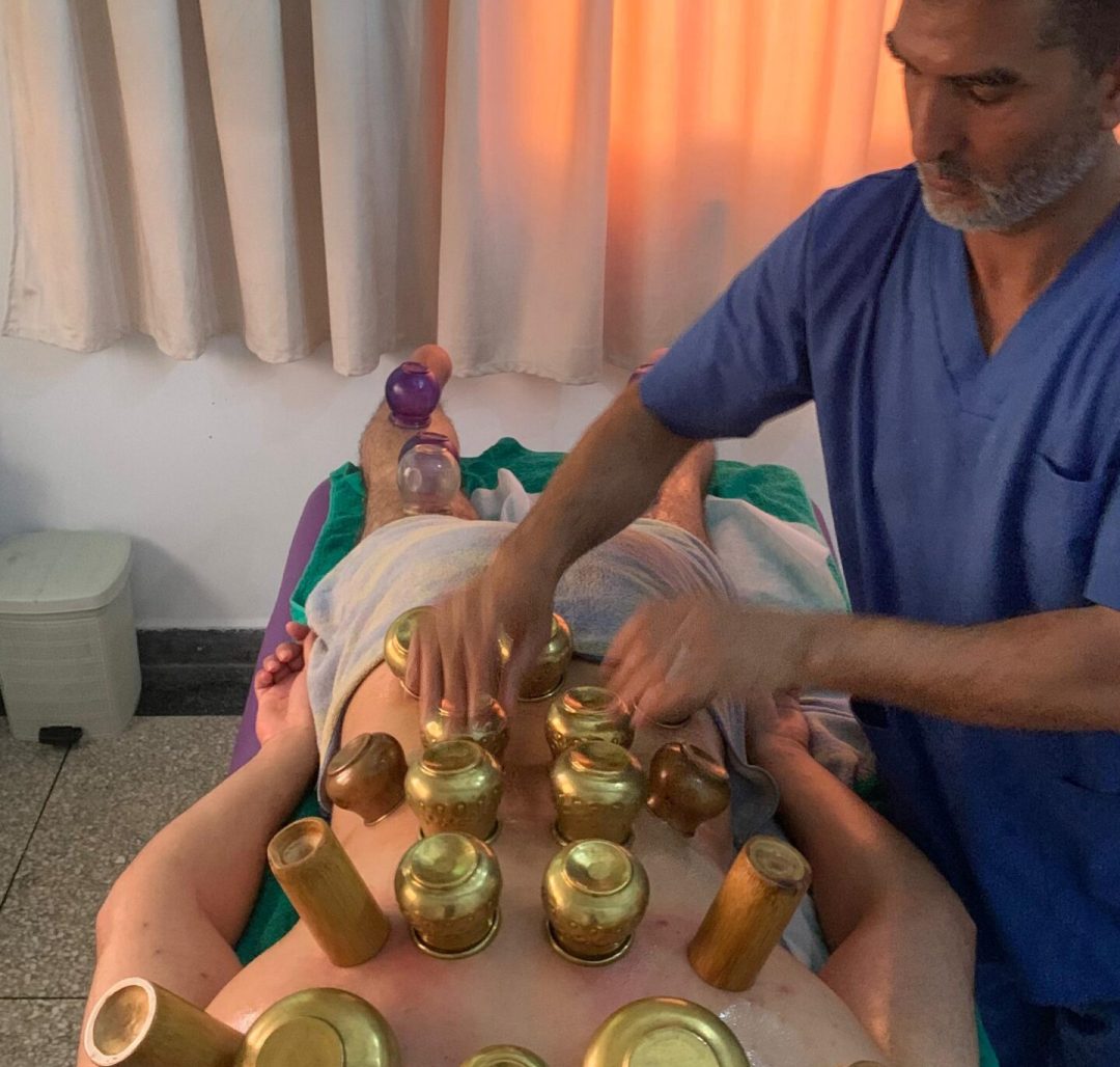 جلسة حجامة تقليدية لتنقية الجسم وتحفيز الطاقة | Séance de hijama pour purifier le corps et stimuler l’énergie