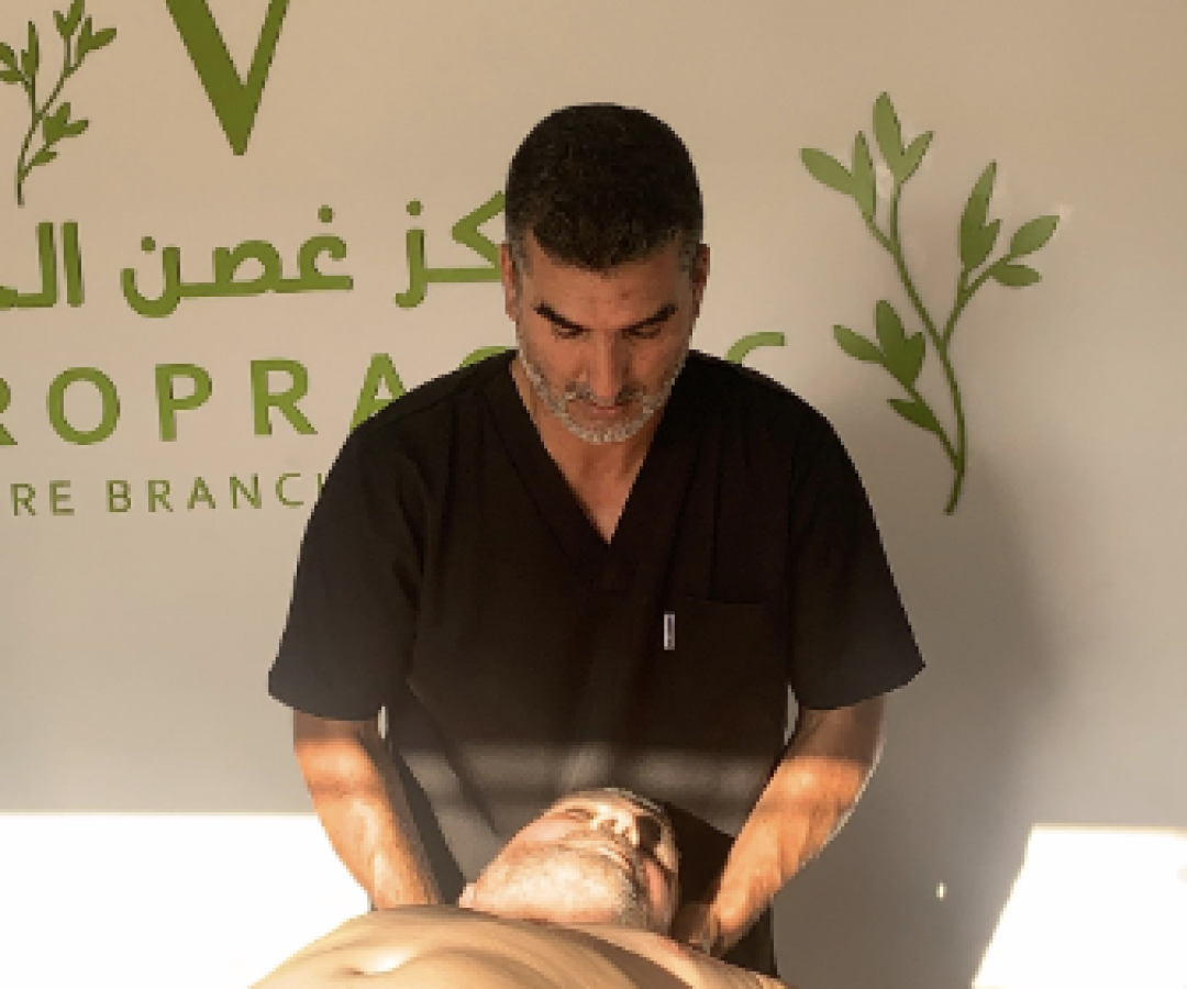 تقويم عظام يدوي في مراكش لعلاج آلام الظهر والمفاصل مختص في تقويم العظام يعالج مريضًا بطرق يدوية | Un ostéopathe en séance de traitement manuel