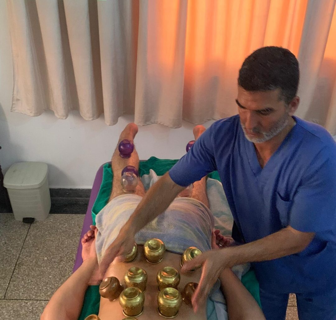 جلسة حجامة تقليدية لتنقية الجسم وتحفيز الطاقة | Séance de hijama pour purifier le corps et stimuler l’énergie